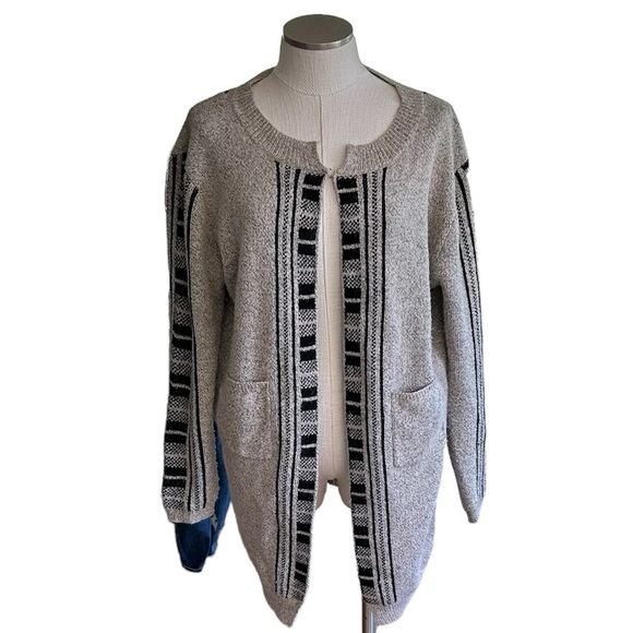 Maddison Long Sweater with Pretty Design Size Large - Picture 1 of 8